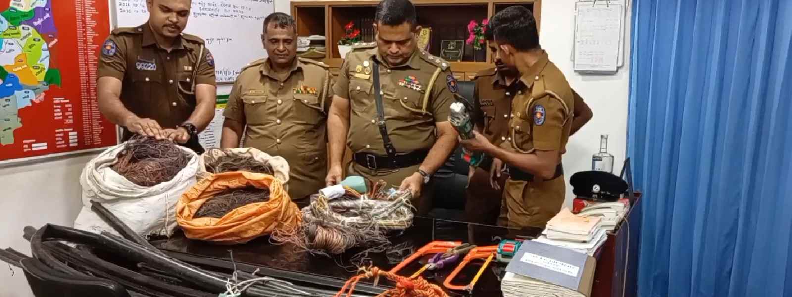 දුරකථන රැහැන් කපා අලෙවි කළ 4ක් අත්අඩංගුවට..